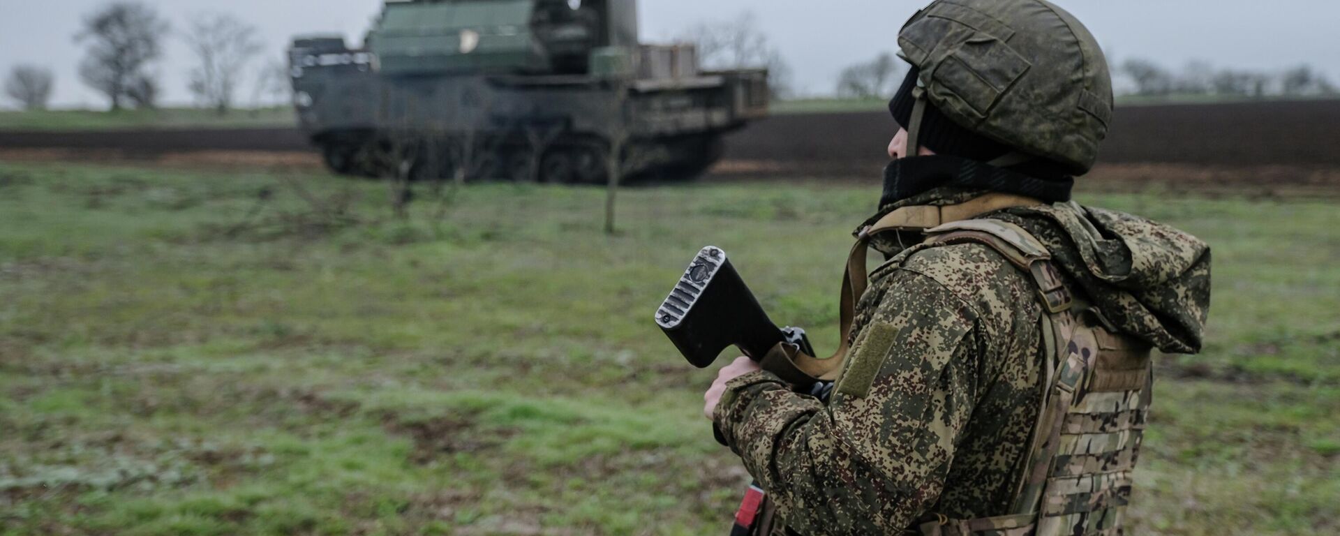 A Russian serviceman of the Dnepr Group of Forces serving a Tor-M2 surface-to-air missile system at a combat position in the Zaporozhye sector of the front line amid Russia's military operation in Ukraine. - Sputnik भारत, 1920, 07.05.2026