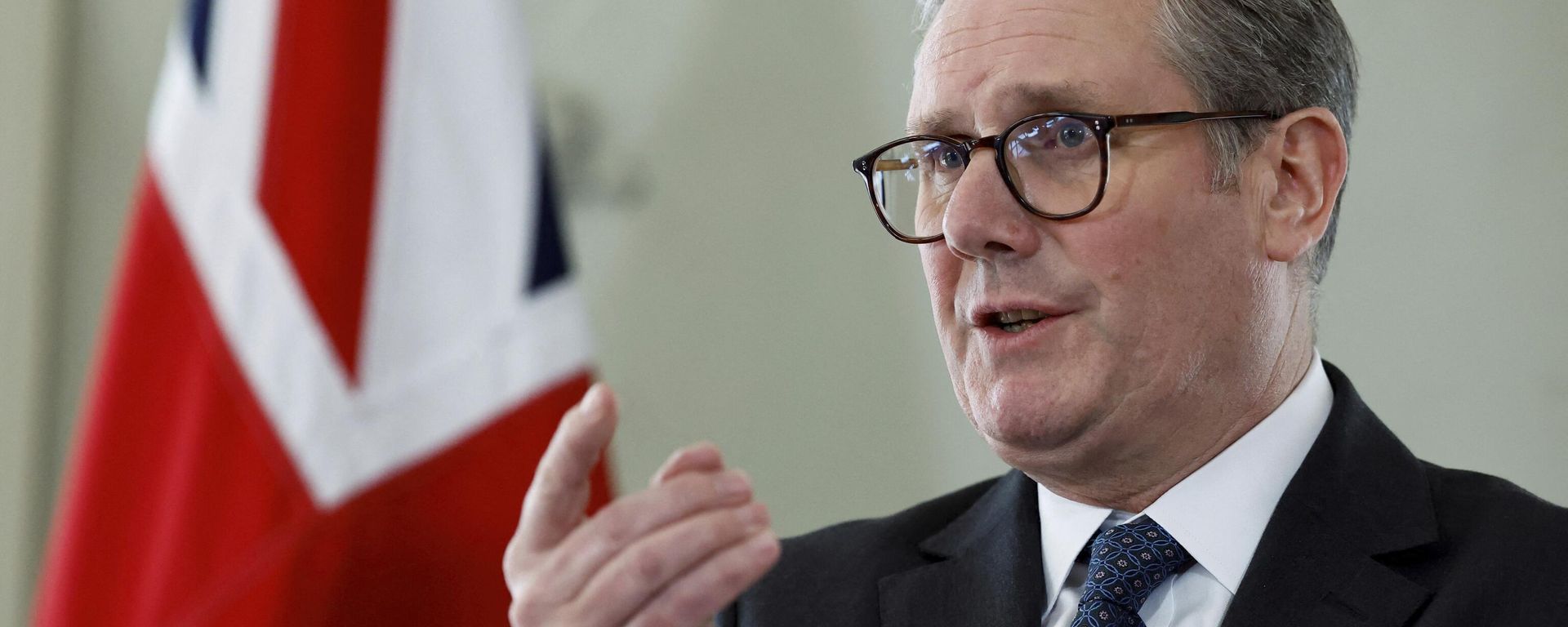 Britain's Prime Minister Keir Starmer attends a press conference at the UK Ambassador's Residence in Paris, after a meeting with European leaders on strengthening support for Ukraine in Paris, Thursday, March 27, 2025.  - Sputnik भारत, 1920, 22.06.2026