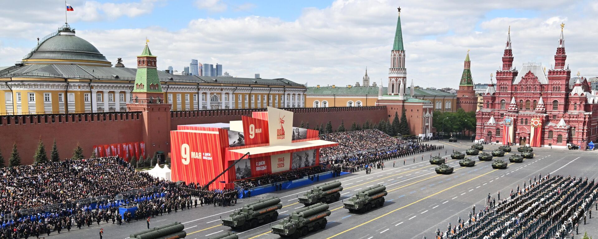 S-400 anti-aircraft missile systems on Red Square in Moscow during a military parade dedicated to the 80th anniversary of Victory in the Great Patriotic War. - Sputnik भारत, 1920, 09.05.2026