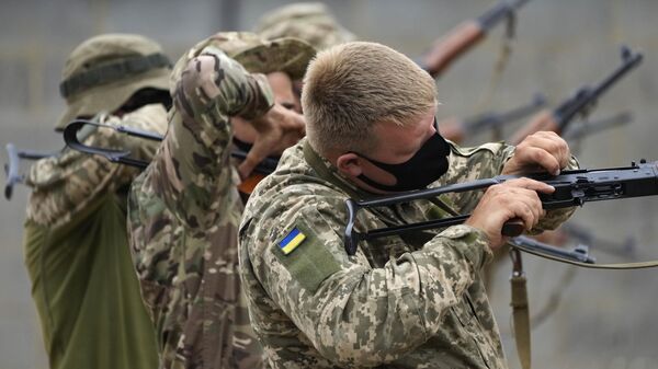 Ukrainian volunteer military recruits take part in an urban battle exercise whilst being trained by British Armed Forces at a military base in Southern England, Monday, Aug. 15, 2022 - Sputnik भारत