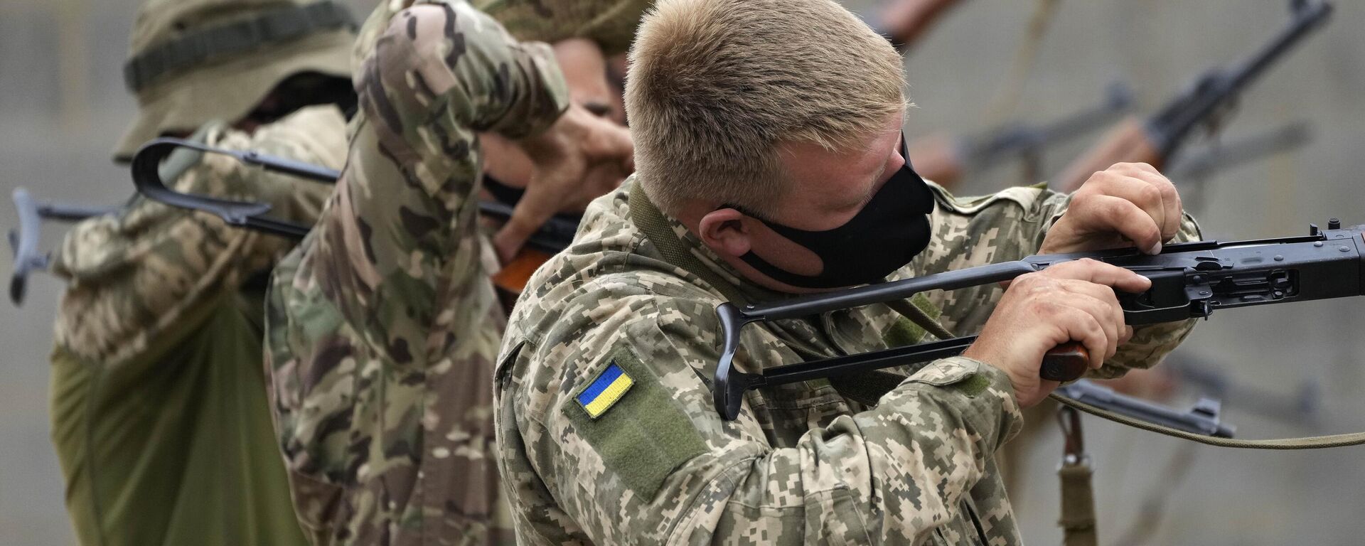 Ukrainian volunteer military recruits take part in an urban battle exercise whilst being trained by British Armed Forces at a military base in Southern England, Monday, Aug. 15, 2022 - Sputnik भारत, 1920, 10.05.2026