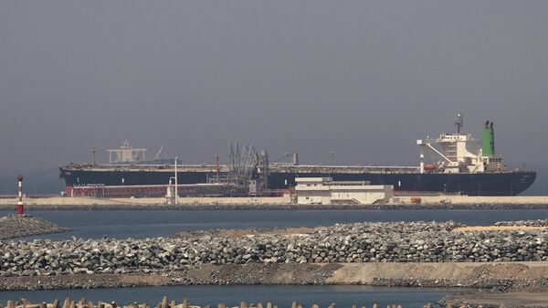 A cargo ship docked at the Port of Fujairah, as the U.S.-Israel conflict with Iran limits marine traffic in the Strait of Hormuz, in Fujairah, United Arab Emirates, May 6, 2026.  - Sputnik भारत