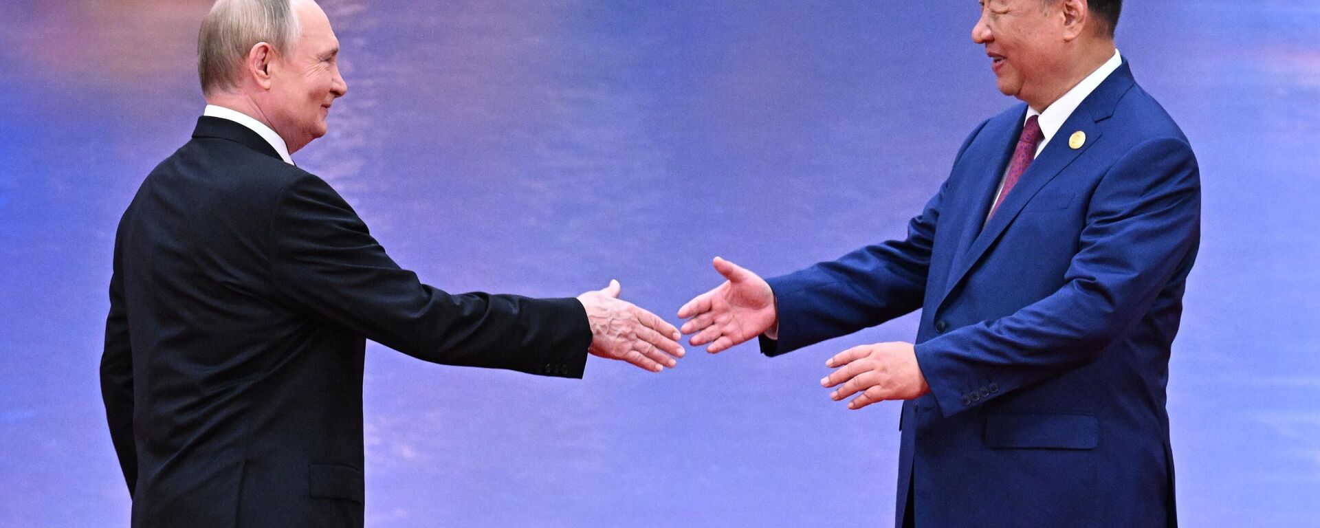 Russian President Vladimir Putin and President of the People's Republic of China Xi Jinping at the welcoming ceremony of the heads of the Shanghai Cooperation Organization (SCO) member states in Tianjin. - Sputnik India, 1920, 18.05.2026