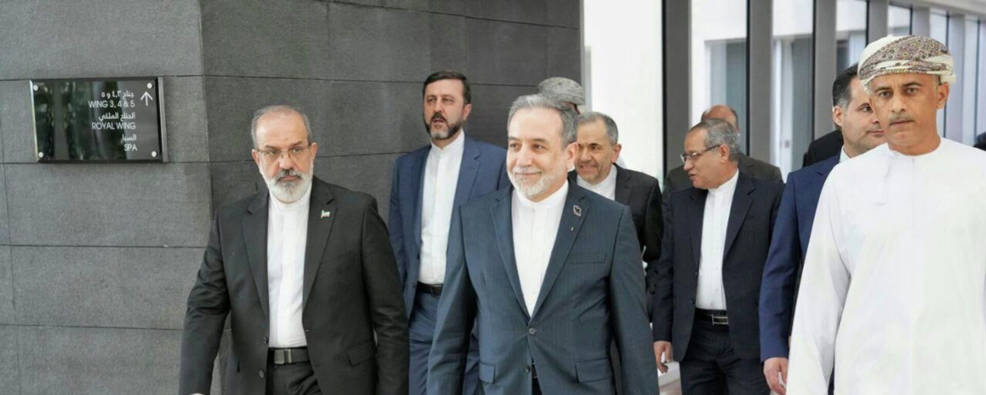 In this photo released by the Iranian Foreign Ministry, Iranian Foreign Minister Abbas Araghchi, center, heads to venue for talks between Iran and the U.S., in Muscat, Oman, Friday, Feb. 6, 2026.  - Sputnik भारत, 1920, 13.05.2026