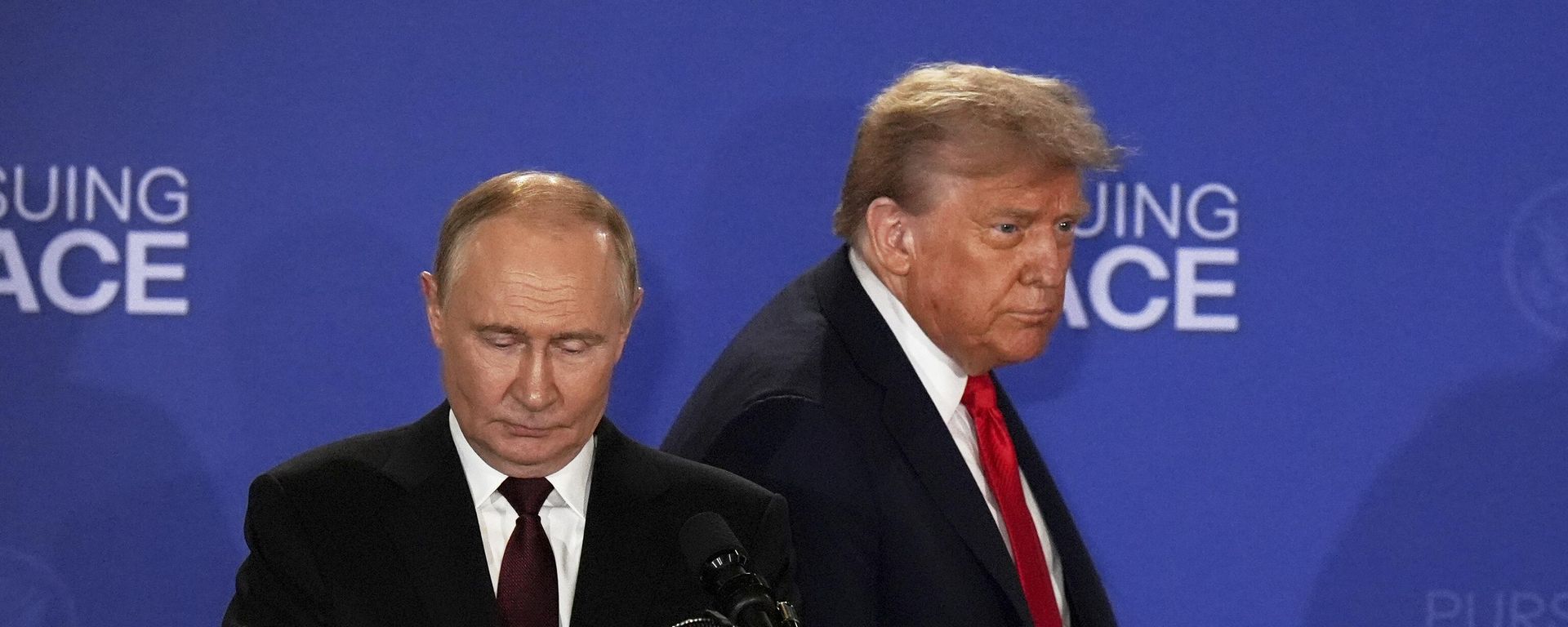 President Donald Trump, right, Russia's President Vladimir Putin arrive for a joint press conference at Joint Base Elmendorf-Richardson, Alaska, Friday, Aug. 15, 2025. - Sputnik भारत, 1920, 26.06.2026