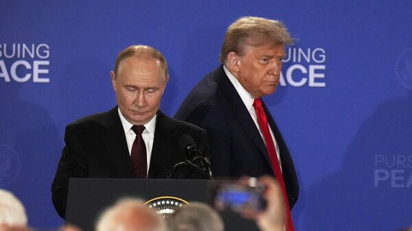 President Donald Trump, right, Russia's President Vladimir Putin arrive for a joint press conference at Joint Base Elmendorf-Richardson, Alaska, Friday, Aug. 15, 2025. - Sputnik भारत