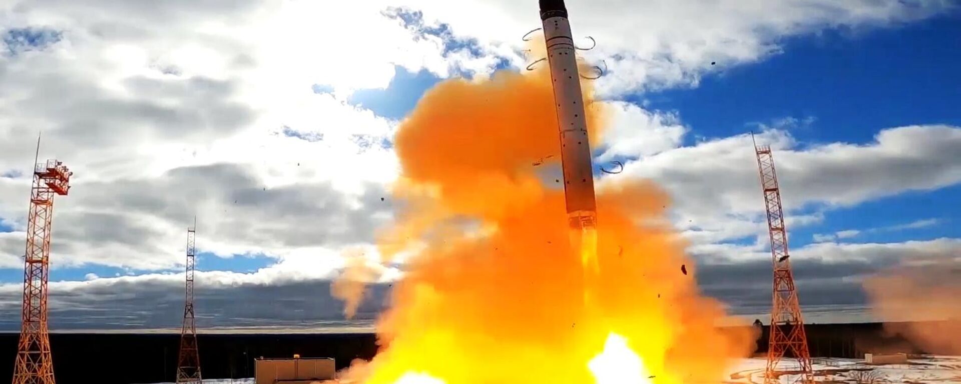 An RS-28 Sarmat intercontinental ballistic missile blasts off during a test launch from the Plesetsk Cosmodrome, in the Arkhangelsk region, Russia.  - Sputnik भारत, 1920, 16.05.2026