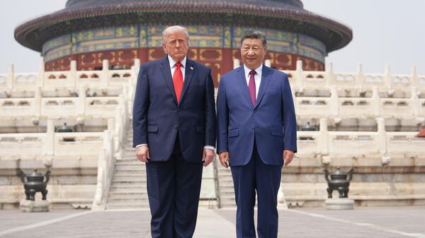 President Donald Trump, left, stands with Chinese President Xi Jinping at the Temple of Heaven on Thursday May 14, 2026, in Beijing - Sputnik भारत