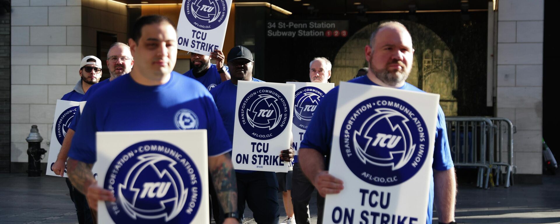 Long Island Rail Road workers walk on the picket line outside of Penn Station on the first day of their strike, Saturday, May 16, 2026, in New York - Sputnik भारत, 1920, 17.05.2026