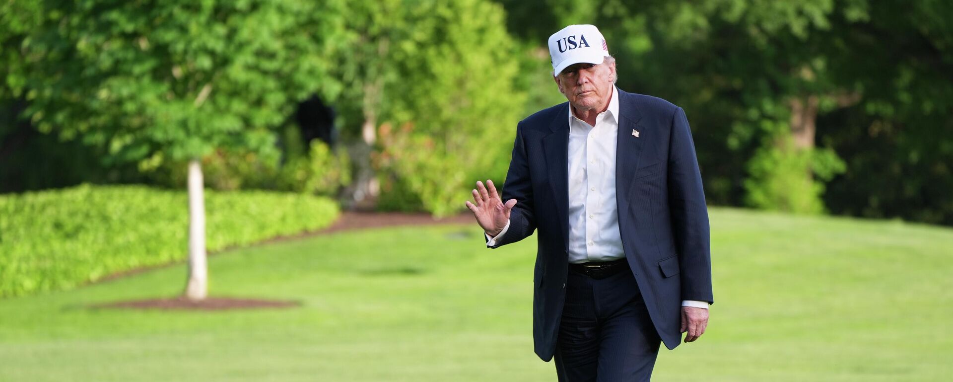 President Donald Trump walks across the South Lawn of the White House, Friday, May 15, 2026, in Washington, on return from Beijing where he met with China's President Xi Jinping - Sputnik भारत, 1920, 18.05.2026
