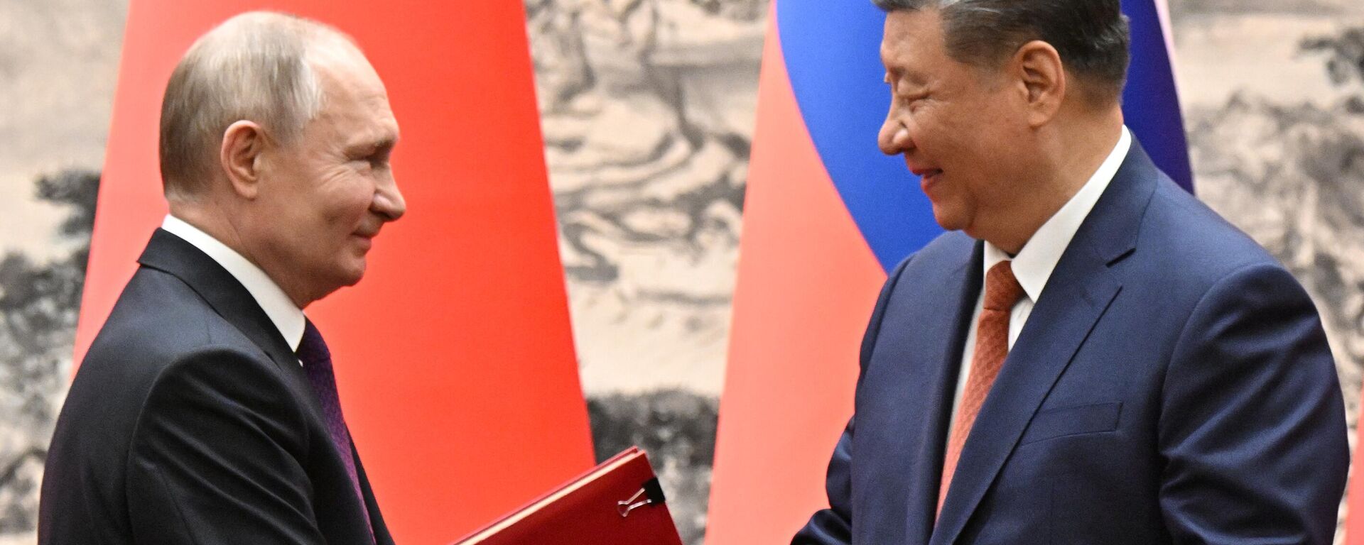 Russian President Vladimir Putin and Chinese President Xi Jinping. - Sputnik India, 1920, 18.05.2026
