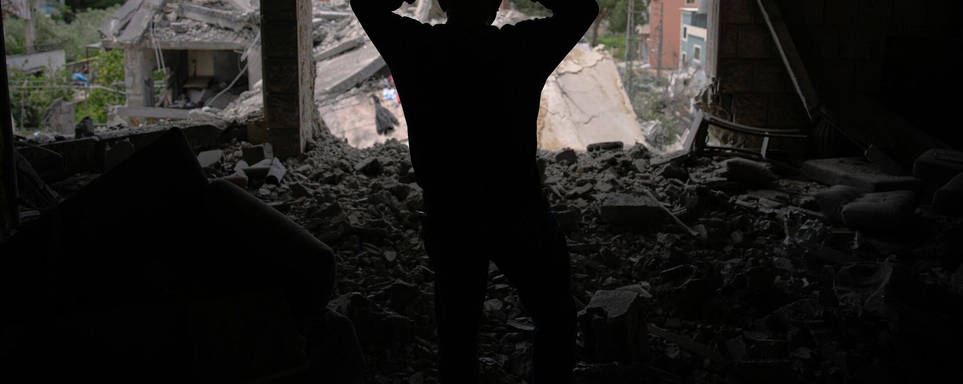 Assem Abdallah reacts as he enters his friend apartment destroyed in a Israeli airstrike in Kfar Roumman, southern Lebanon, Friday, April 17, 2026, following a ceasefire between Israel and Hezbollah. - Sputnik भारत, 1920, 21.05.2026
