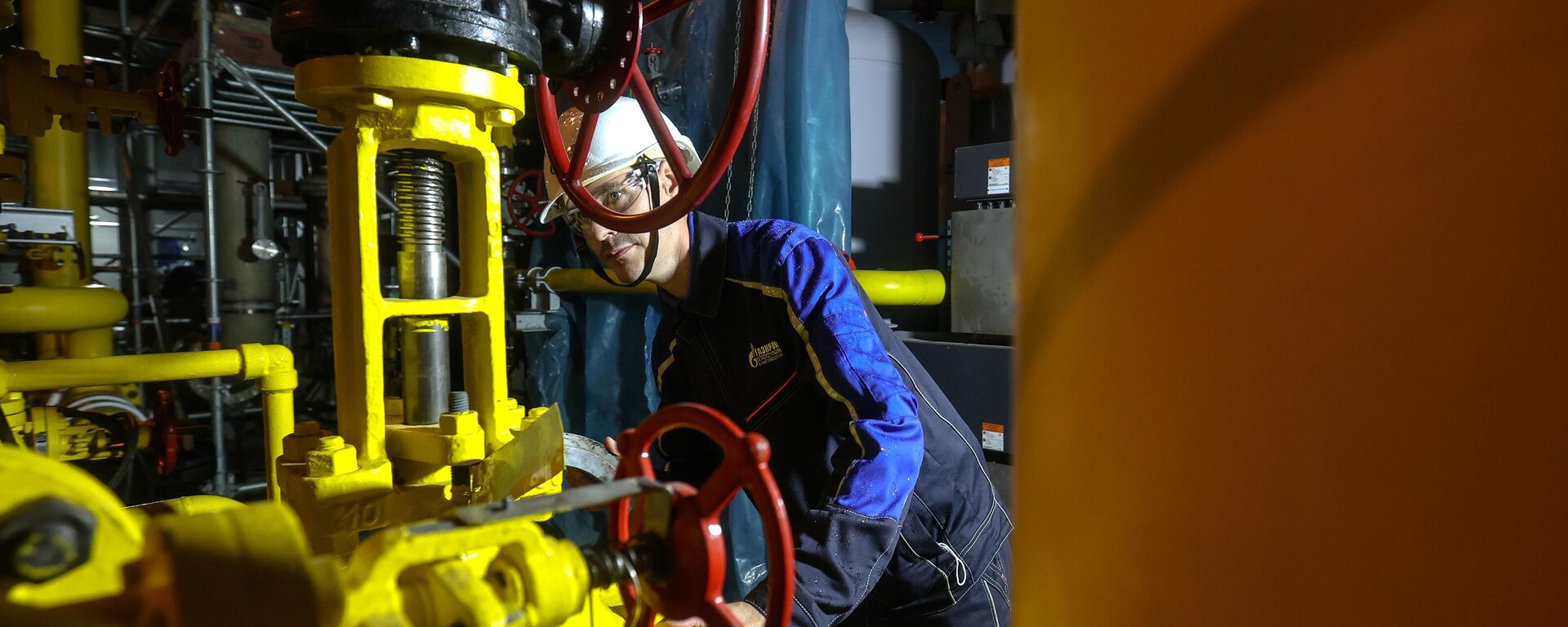 A technician inspects the shut-off and regulating valve in the compressor hall of the heat pump at the Amur Gas Processing Plant, which processes gas supplied via the Power of Siberia pipeline, with a projected capacity of 42 billion cubic meters of gas per year. - Sputnik India, 1920, 21.05.2026