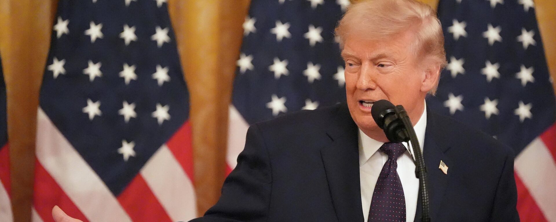 President Donald Trump speaks during the swearing in of Kevin Warsh as Chairman of the Federal Reserve in the East Room of the White House, Friday, May 22, 2026, in Washington - Sputnik भारत, 1920, 25.05.2026