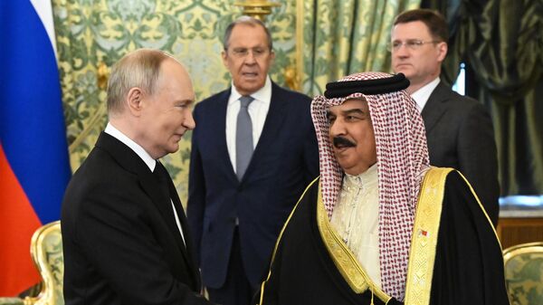 Russian President Vladimir Putin and King of Bahrain Hamad bin Isa Al Khalifa shake hands during a meeting in a narrow format at the Kremlin in Moscow, Russia. - Sputnik India