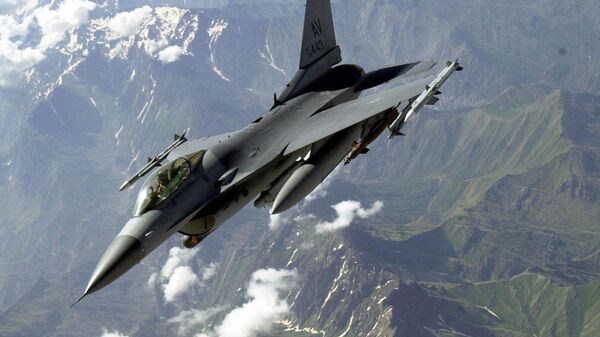 A US F-16 flies over partly snow-covered mountains near the Turkiye-Iraq border during a mission to patrol the no-fly zone in Iraq in this June 19, 2001 photo - Sputnik भारत