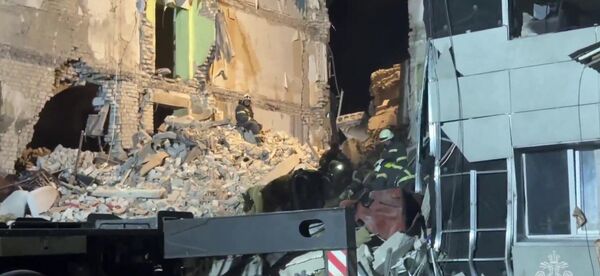 Rescuers work at the site of tragedy in Starobelsk - Sputnik भारत
