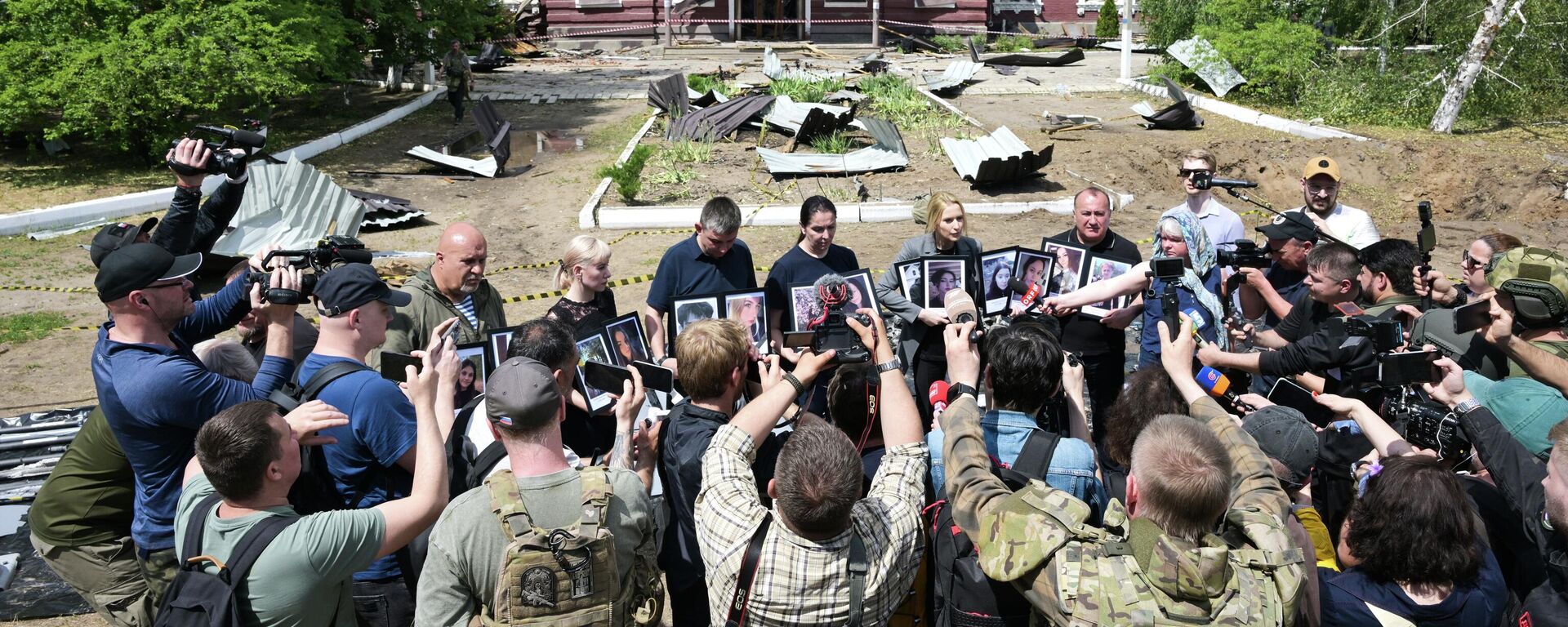 Foreign Journalists Come Face to Face With Starobelsk Tragedy - Sputnik भारत, 1920, 03.06.2026
