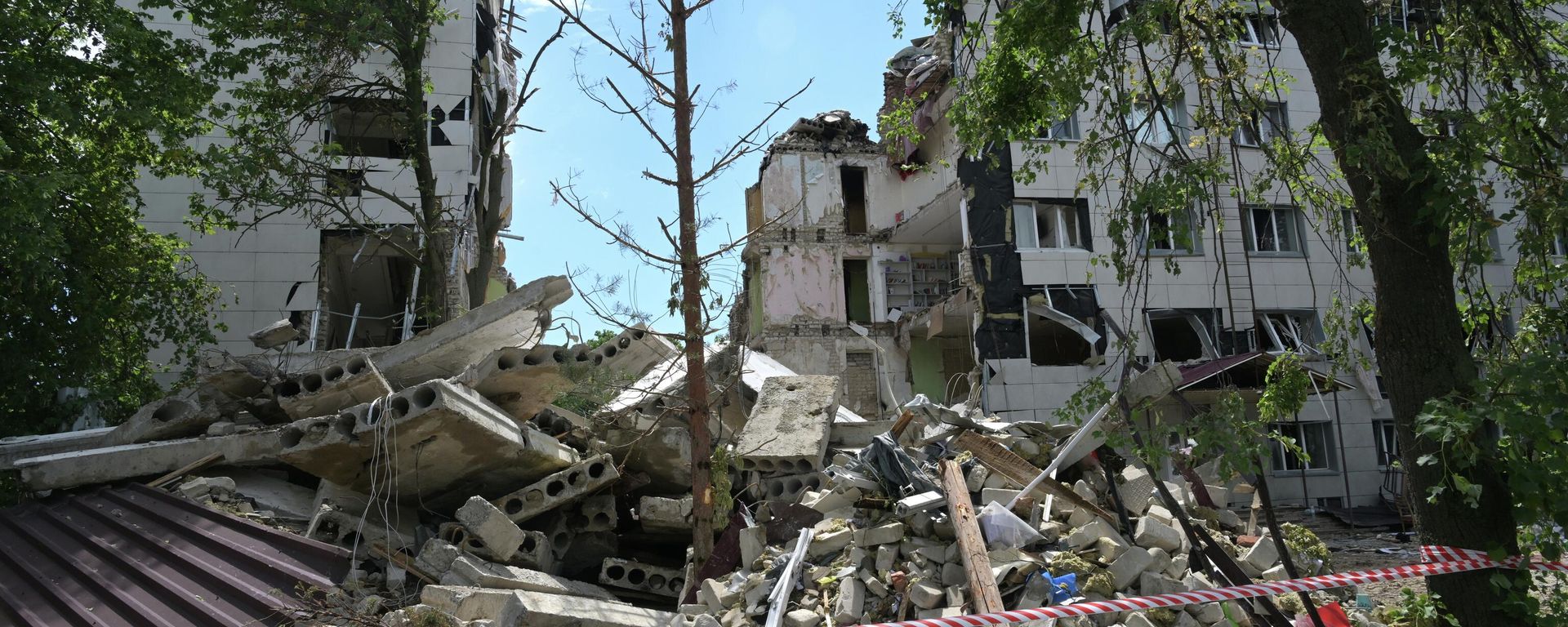 Foreign Journalists Come Face to Face With Starobelsk Tragedy - Sputnik India, 1920, 01.07.2026