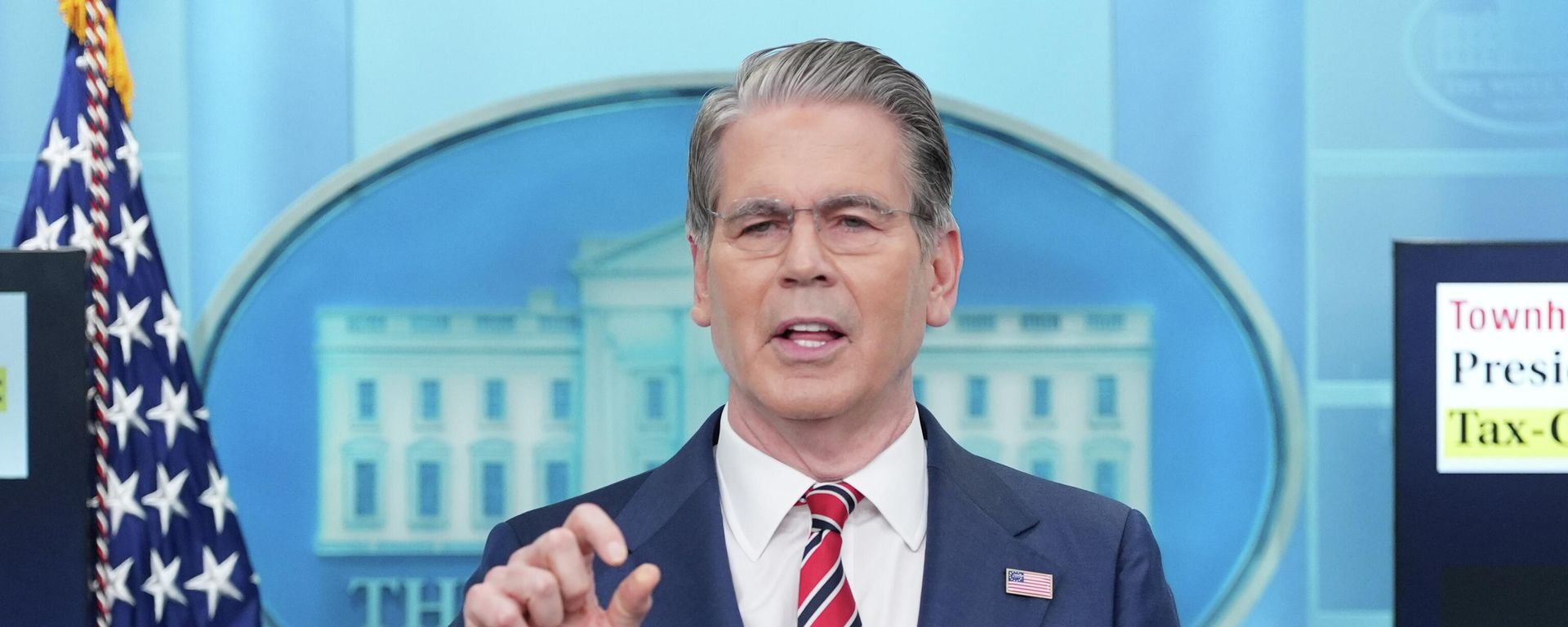 Treasury Secretary Scott Bessent speaks with reporters in the James Brady Press Briefing Room at the White House, Wednesday, April 15, 2026, in Washington - Sputnik India, 1920, 28.05.2026