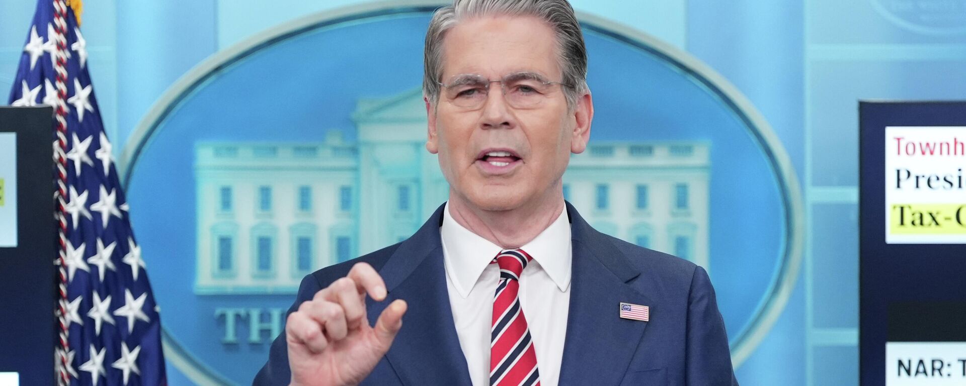 Treasury Secretary Scott Bessent speaks with reporters in the James Brady Press Briefing Room at the White House, Wednesday, April 15, 2026, in Washington - Sputnik India, 1920, 28.05.2026