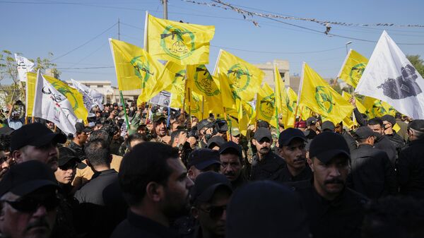 Members from the Popular Mobilization Forces attend the funeral of fighters from Kataib Hezbollah - Sputnik भारत