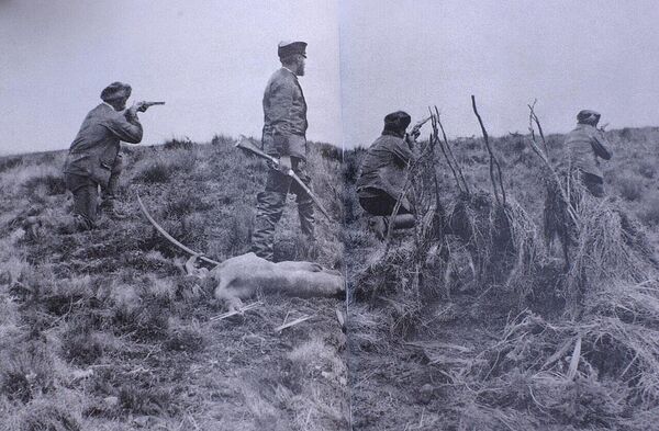 Julius Popper during one of his Indian hunts. A naked native, murdered by his militiamen, lies at Popper's feet. - Sputnik भारत