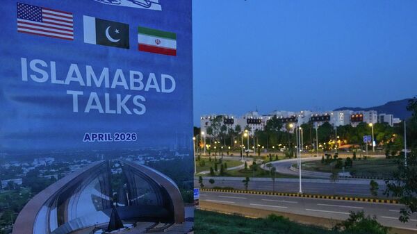 A billboard of the U.S. Iran talks is seen near Serena Hotel, the venue for the U.S. Iran officials meeting, in Islamabad, Pakistan, Sunday, April 12, 2026. (AP Photo/Anjum Naveed) - Sputnik भारत