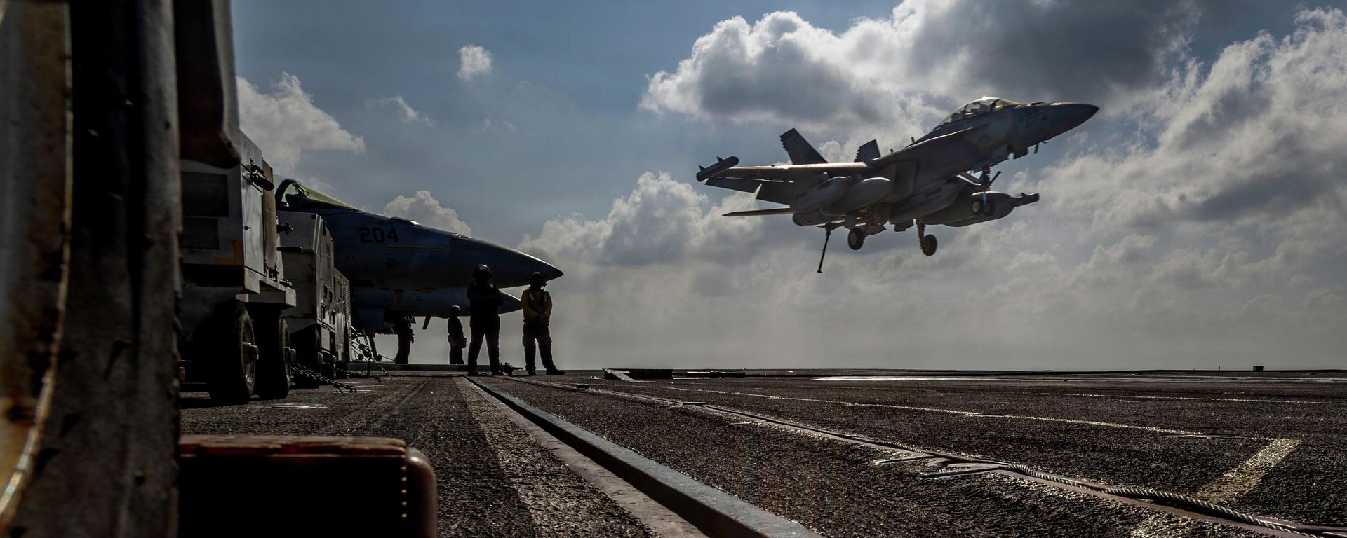 This handout image from the US Navy shows an EA-18G Growler landing on the flight deck of the Nimitz-class aircraft carrier USS Abraham Lincoln in the Indian Ocean on Jan. 23, 2026 - Sputnik India, 1920, 06.09.2026