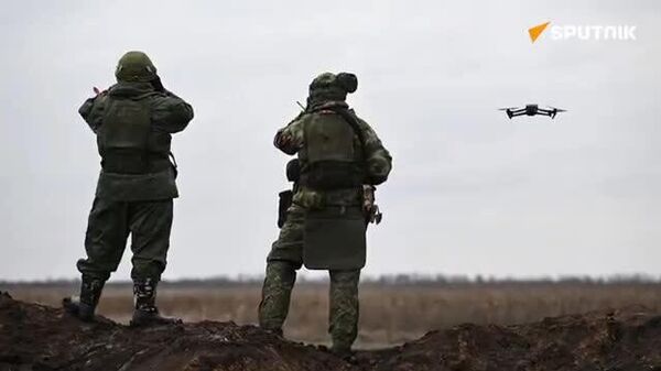 🚨🇷🇺🪖 रूसी सैनिक अब एक हाथ में पकड़े जाने वाले डिवाइस से ही यूक्रेन के FPV ड्रोन को तुरंत हैक करने में सक्षम - Sputnik भारत