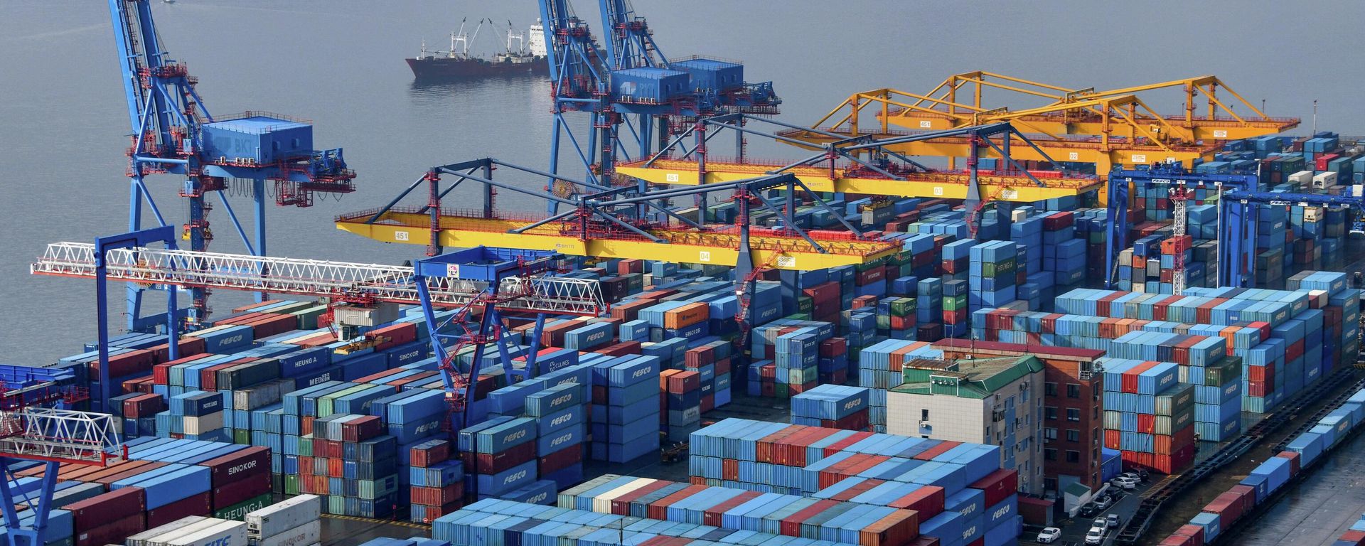 The container terminal at the seaport in the Pacific city of Vladivostok, Russia, is seen on April 7, 2025.  - Sputnik भारत, 1920, 04.06.2026