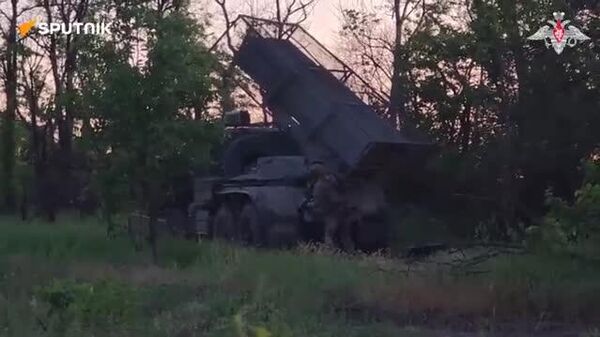 🔥🇷🇺 रूसी ग्रैड MLRS ने डोब्रोपोल्ये दिशा में यूक्रेनी गढ़ों पर हमला किया - Sputnik भारत