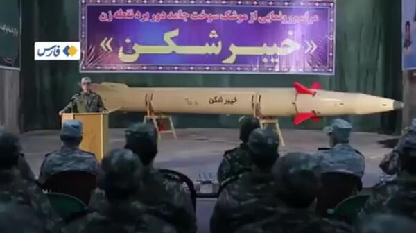 IRGC Unveils Precision Strike Ballistic Missile  - Sputnik India