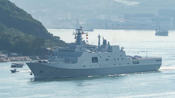 Chinese People's Liberation Army's amphibious landing ship Yimeng Shan sailed into the Victoria Harbour for port call in Hong Kong, Tuesday, Sept. 30, 2025 - Sputnik भारत