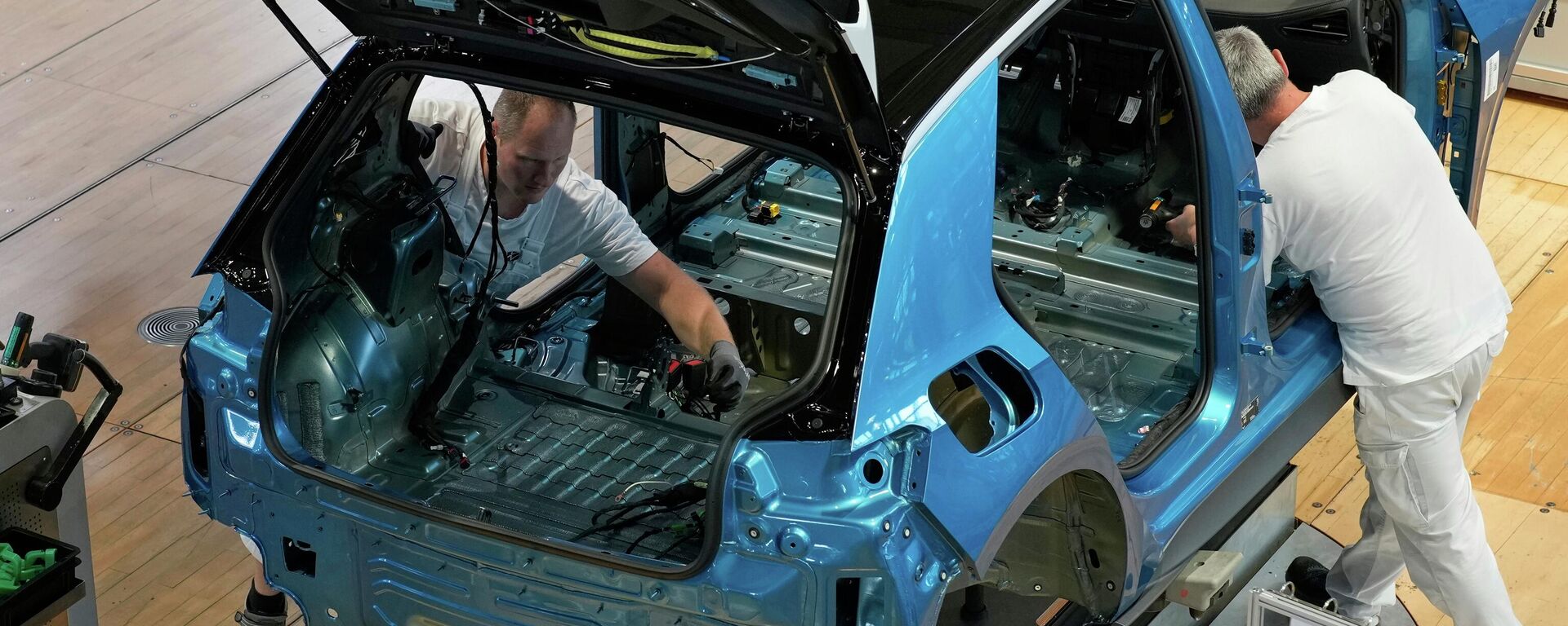 Employees of the German car manufacturer Volkswagen assemble an ID.3 electric car at the transparent factory in Dresden, Germany, Wednesday. - Sputnik India, 1920, 07.06.2026