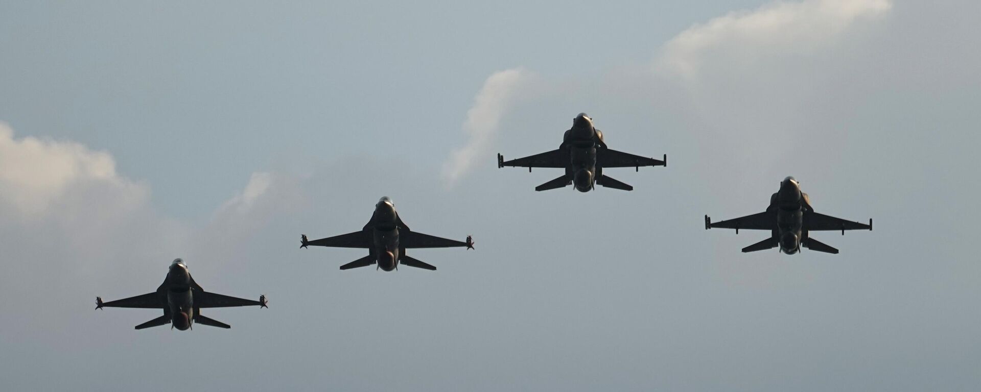 Israeli Air Force F16 fighter jets perform in an air show during a graduation ceremony for new pilots in Hatzerim base near the southern Israeli city of Beersheba, Wednesday, Dec. 28, 2022 - Sputnik India, 1920, 08.06.2026