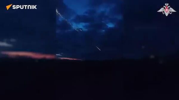💥🇷🇺 रूसी TOS-1A 'सोलंटसेप्योक' यूनिट ने यूक्रेनी ठिकानों पर ज़बरदस्त हमला किया और डोब्रोपोल्ये की दिशा में उनके रक्षात्मक घेरे को तोड़ दिया - Sputnik भारत