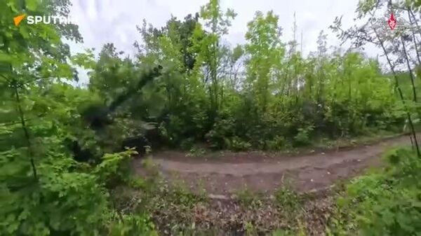 🔥🇷🇺 रूसी T-80BVM टैंक ने डोब्रोपोल्ये दिशा में यूक्रेनी गढ़ और UAV कमांड पोस्ट को नष्ट कर दिया - Sputnik भारत