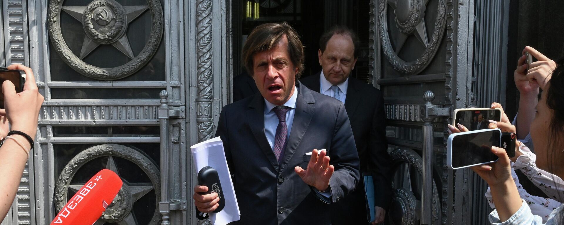The ambassadors of the UK, France and Germany leave the Russian Foreign Ministry after a meeting with Russian Deputy Foreign Minister Mikhail Galuzin. - Sputnik भारत, 1920, 11.06.2026