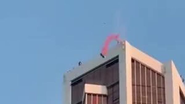 🚨🇷🇺 रूस दिवस पर मॉस्को-सिटी से रूसी तिरंगे के साथ पैराशूट जंप - Sputnik भारत