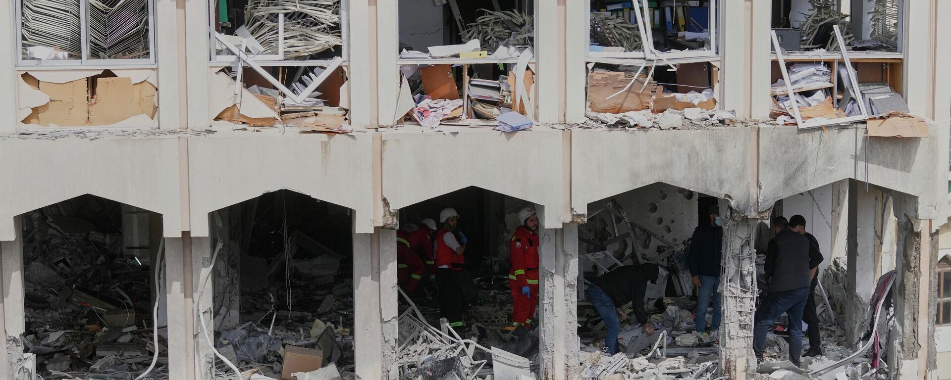 Security officers check the damage at a building struck by an Israeli airstrike in the southern port city of Sidon, Lebanon, Friday, March 6, 2026. (AP Photo/Mohammed Zaatari) - Sputnik India, 1920, 14.06.2026