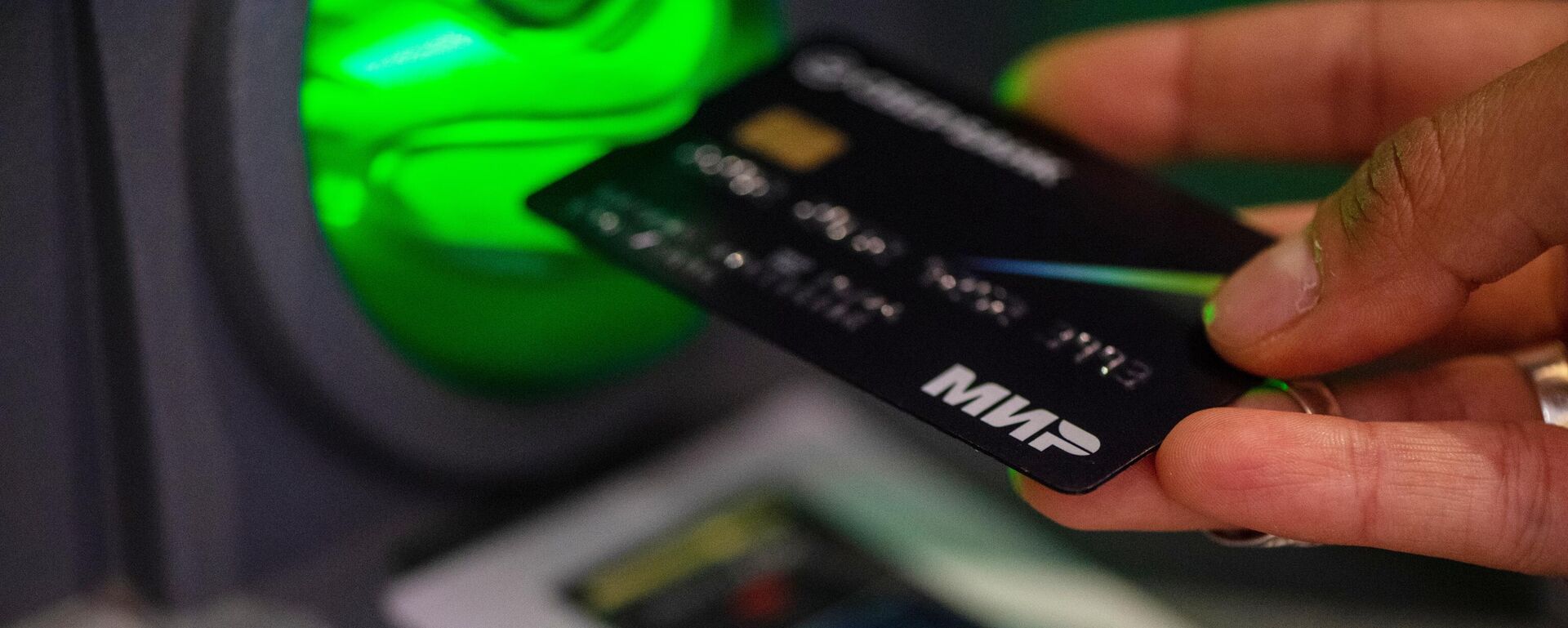A MIR bank card is seen being used in Yerevan, Armenia. File photo - Sputnik भारत, 1920, 17.06.2026