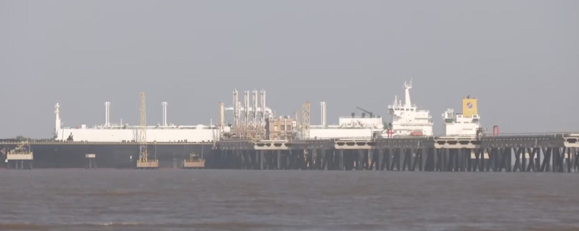 A still from a video circulating on social media shows LNG tanker Disha at Dahej Port in Gujarat. - Sputnik भारत, 1920, 19.06.2026