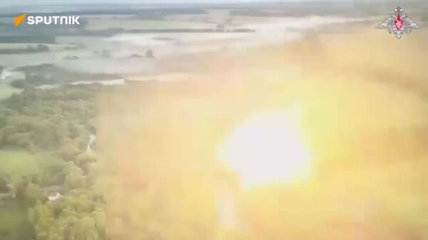 🚨🇷🇺Russia's Su-34 fighter jets drop FAB-500 aerial bombs on Ukrainian strongholds - Sputnik India