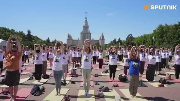 🔥🇮🇳🇷🇺 From Russia with Yoga: Moscow lights up for International Day of Yoga - Sputnik India