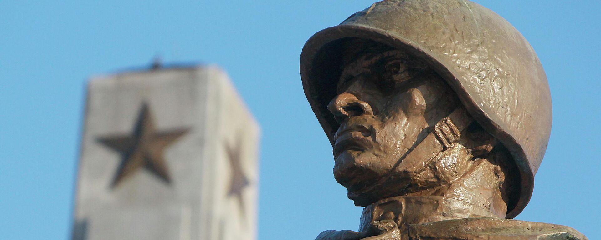 A monument to Soviet soldiers at the Soviet Military Cemetery in Warsaw, Poland, Sunday, Jan. 29, 2017. The monument is dedicated to Soviet soldiers who died fighting Nazi Germany. - Sputnik भारत, 1920, 22.06.2026