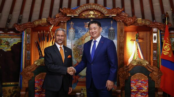 EAM Jaishankar calls on Mongolian President in Ulaanbaatar - Sputnik भारत