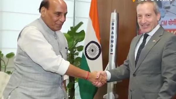 🚨🇮🇳🇮🇱 Israel MoD DG Amir Baram meets Indian Defence Minister Rajnath Singh, with a BrahMos missile model seen in the background - Sputnik India