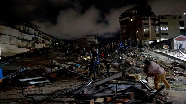 Rescue workers search through the rubble after an earthquake in Caracas, Venezuela, Wednesday, June 24, 2026. (AP Photo/Javier Campos) - Sputnik भारत