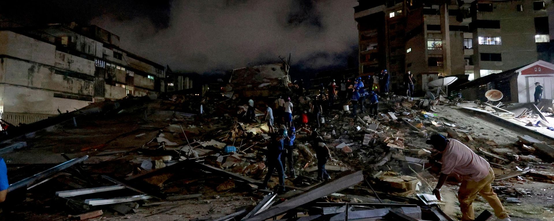 Rescue workers search through the rubble after an earthquake in Caracas, Venezuela, Wednesday, June 24, 2026. (AP Photo/Javier Campos) - Sputnik India, 1920, 25.06.2026